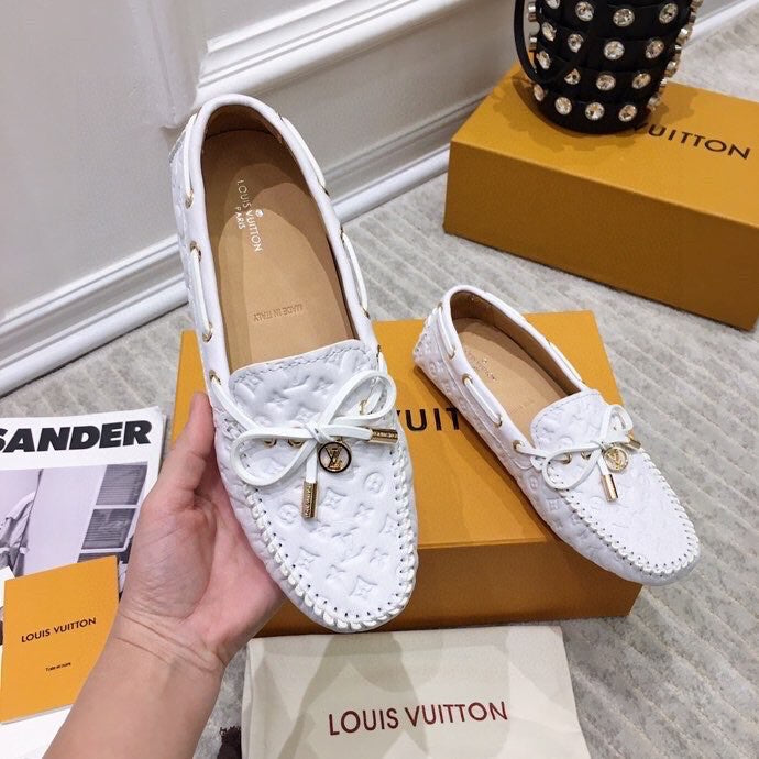 LV WOMEN'S DRIVER MOCCASIN IN WHITE EMBOSSED CALFSKIN