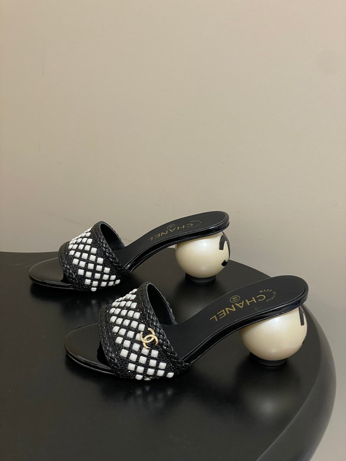CC 2026 Pearl Flats Sandals 70 Rhinestones Woven Sheepskin
