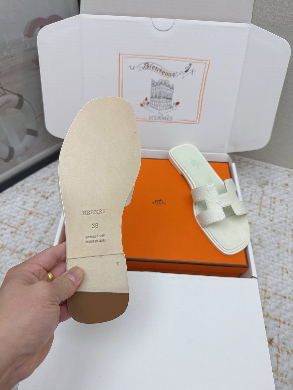 HM 26ss Oran Sandals Craie Ostrich Leather 625097