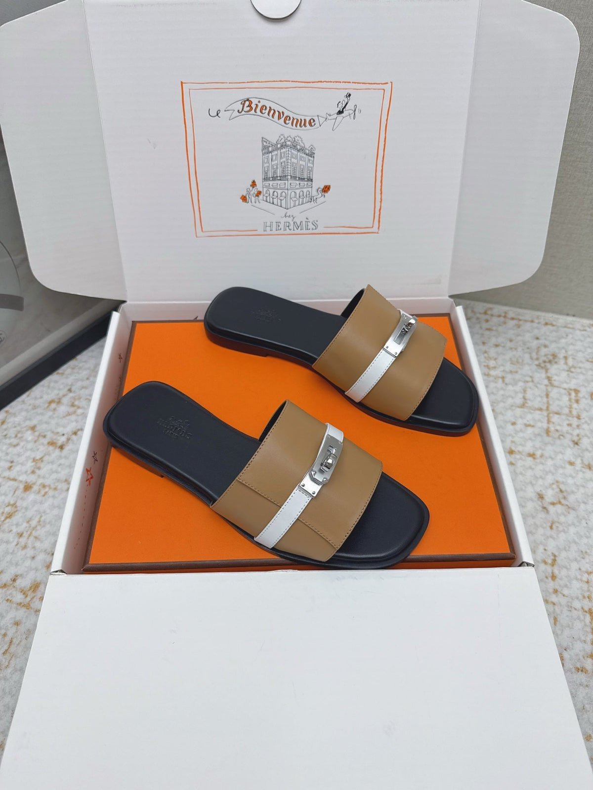 HM 26ss Oasis Sandals Tan Beige Sheepskin Sliver Buckle 625171