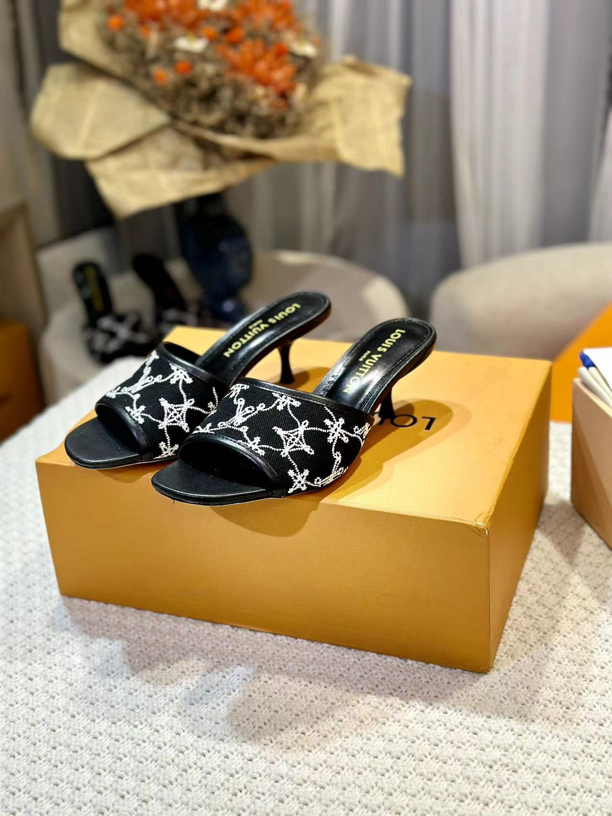 NEO REVIVAL HIGH MULE 55 MM IN BLACK EMBROIDERED FABRIC