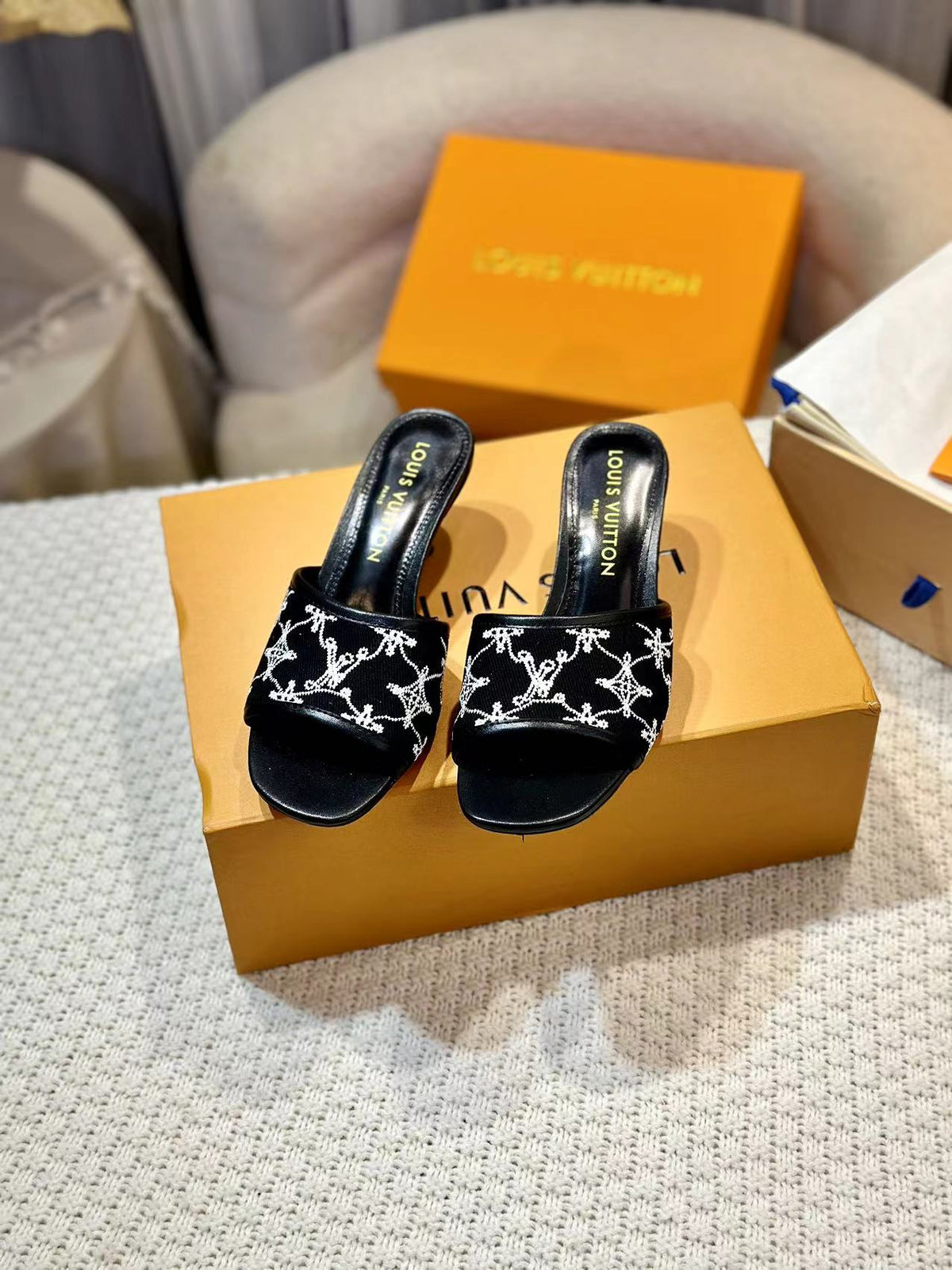 NEO REVIVAL HIGH MULE 55 MM IN BLACK EMBROIDERED FABRIC