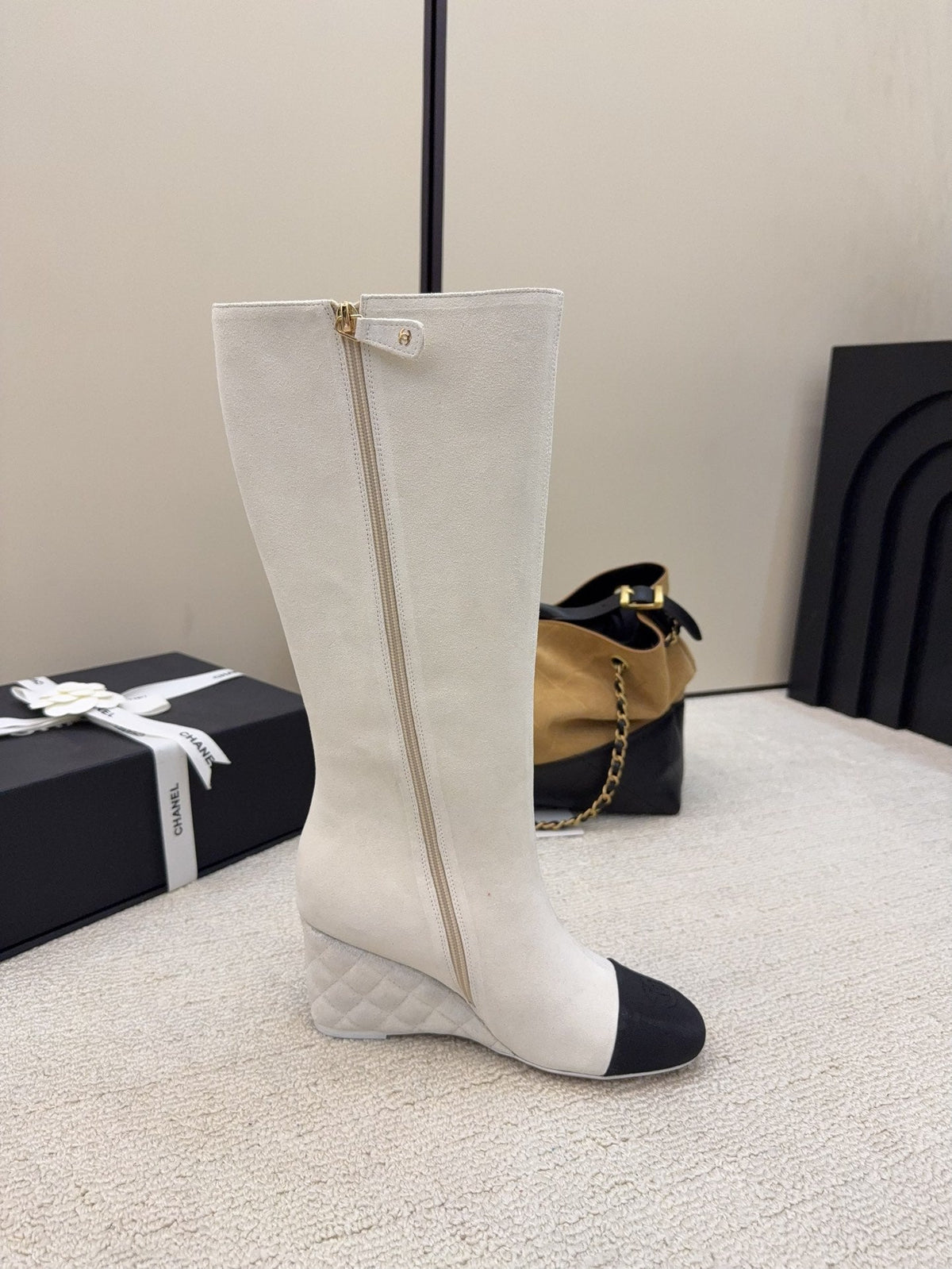 CC 26 Wedge Boot White Black Suede 588894