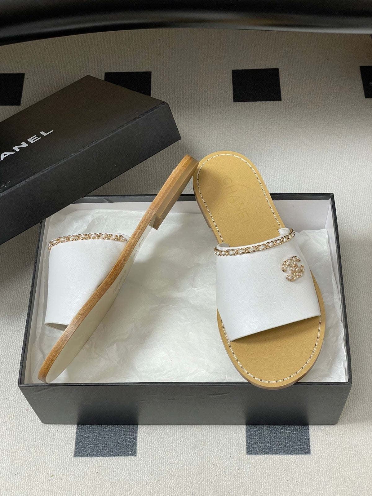 CC 26 Flat Sandal White Beige Sheepskin 593299