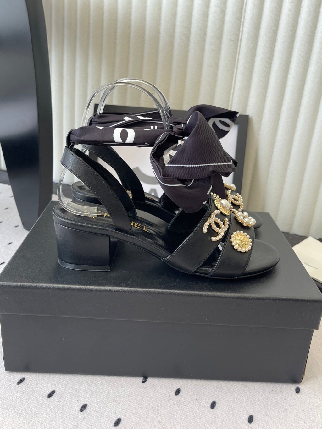CC 26s Sandals 55 Black Sheepskin Mixed Gold Charm 650082