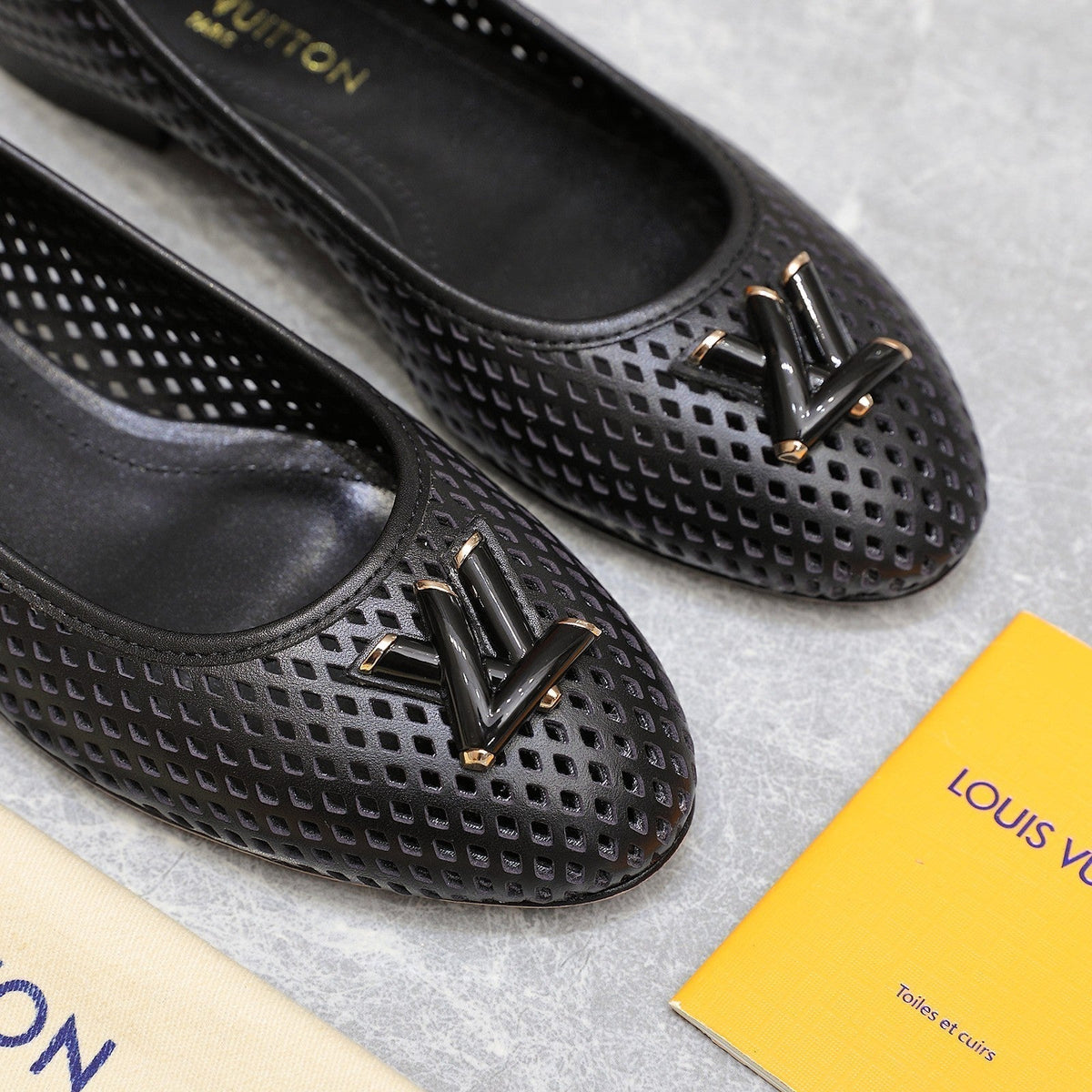 LV WOMEN'S BALLET FLAT IN BLACK CALFSKIN WITH PERFORATION CRAFTMANSHIP